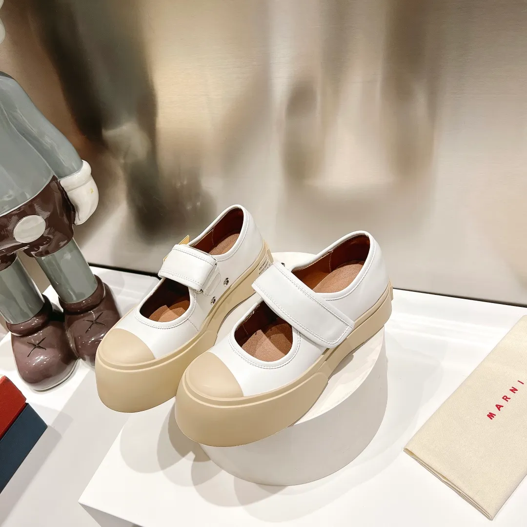 👟👟Ex-factory price 480👟👟 Marni|Mary Jane big head doll shoes‼ ️Upgraded outsole, consistent lasting process with the original version, upgraded to the latest official original packaging‼ ️ Mani’s incomparable and versatile white shoes! I'm tired of the regular white shoes, so I bought a pair of different style thick-soled big-toe shoes. Paris International Fashion Week catwalk model, purchase-level version, all Internet celebrities wear it, Song Zuer, Zhao Lusi, Huo🔥 Show... [4.5cm increased sole] Not bulky, light and soft, comfortable on the feet! It feels very good on your feet and doesn't scratch your feet at all! Extremely comfortable! Daily travel! Wear whatever you like regardless of the occasion, no fear of any dress code, no pressure to dress! ✔Upper: imported cowhide fabric ✔Lining: lambskin lining ✔Outsole: exclusive molded original 1:1 rubber ➕TPU outsole! Floating beige is not completely white. Difference between market currencies We are different‼ ️ ✔𝐒𝐢𝐳𝐞: 35-40